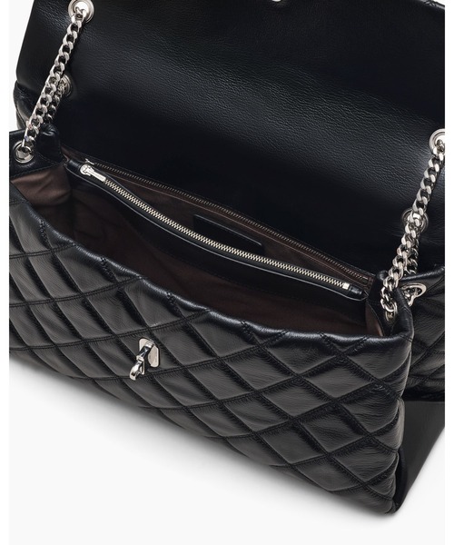 MARC JACOBS（マークジェイコブス）の「THE QUILTED XL DUAL CONVERTIBLE SHOULDER BAG/ザ キルテッド レザー デュアル バッグ チェーン ショルダー エクストララージ（ショルダーバッグ・レディース・ブラック・ONE SIZE）」の4枚目の写真