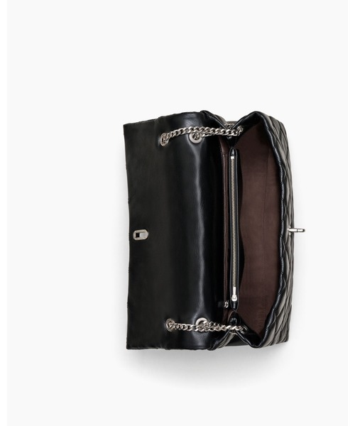 MARC JACOBS（マークジェイコブス）の「THE QUILTED XL DUAL CONVERTIBLE SHOULDER BAG/ザ キルテッド レザー デュアル バッグ チェーン ショルダー エクストララージ（ショルダーバッグ・レディース・ブラック・ONE SIZE）」の6枚目の写真