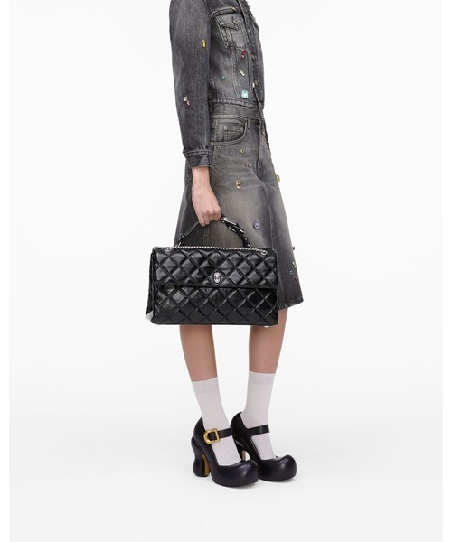 MARC JACOBS（マークジェイコブス）の「THE QUILTED XL DUAL CONVERTIBLE SHOULDER BAG/ザ キルテッド レザー デュアル バッグ チェーン ショルダー エクストララージ（ショルダーバッグ・レディース・ブラック・ONE SIZE）」の7枚目の写真