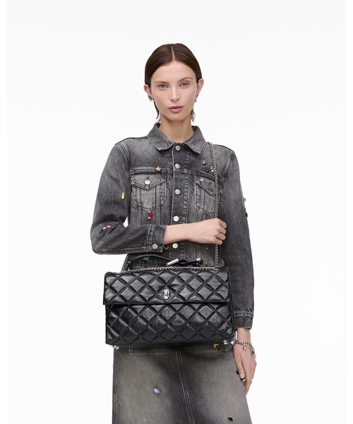 MARC JACOBS（マークジェイコブス）の「THE QUILTED XL DUAL CONVERTIBLE SHOULDER BAG/ザ キルテッド レザー デュアル バッグ チェーン ショルダー エクストララージ（ショルダーバッグ・レディース・ブラック・ONE SIZE）」の8枚目の写真