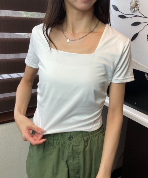 tolene(トレネ)の「スクエアネック クロップド丈 フィットTシャツ(Tシャツ/カットソー・レディース・ブラック/ホワイト・FREE)」の1枚目の写真
