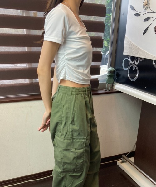 tolene(トレネ)の「スクエアネック クロップド丈 フィットTシャツ(Tシャツ/カットソー・レディース・ブラック/ホワイト・FREE)」の15枚目の写真
