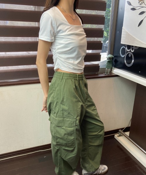 tolene(トレネ)の「スクエアネック クロップド丈 フィットTシャツ(Tシャツ/カットソー・レディース・ブラック/ホワイト・FREE)」の16枚目の写真