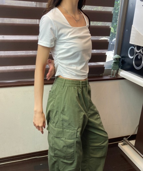 tolene(トレネ)の「スクエアネック クロップド丈 フィットTシャツ(Tシャツ/カットソー・レディース・ブラック/ホワイト・FREE)」の17枚目の写真