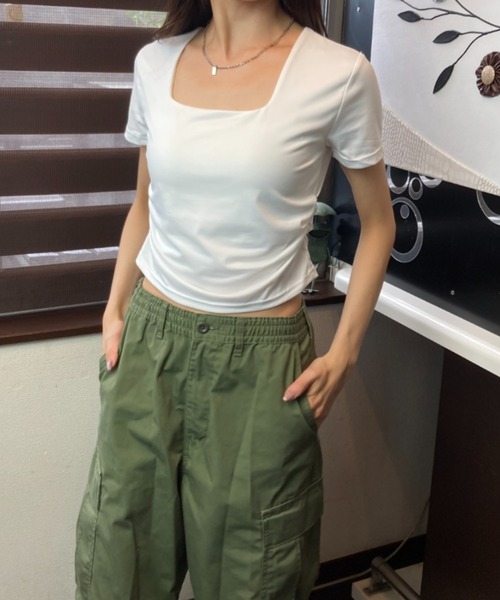 tolene(トレネ)の「スクエアネック クロップド丈 フィットTシャツ(Tシャツ/カットソー・レディース・ブラック/ホワイト・FREE)」の8枚目の写真