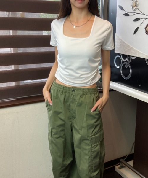 tolene(トレネ)の「スクエアネック クロップド丈 フィットTシャツ(Tシャツ/カットソー・レディース・ブラック/ホワイト・FREE)」の21枚目の写真