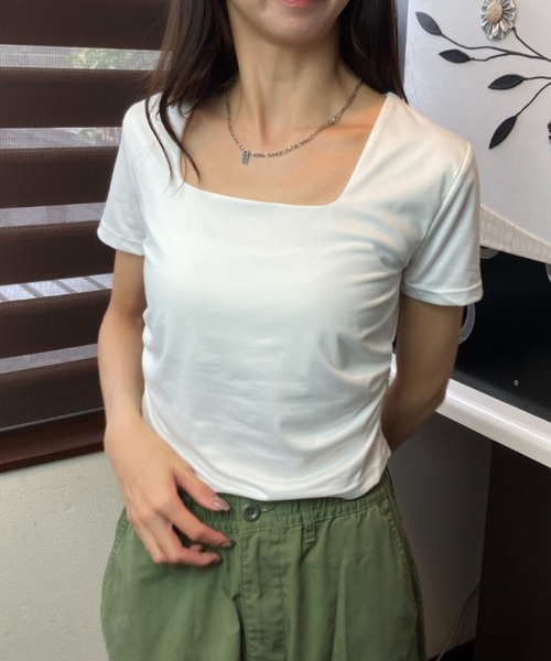 tolene(トレネ)の「スクエアネック クロップド丈 フィットTシャツ(Tシャツ/カットソー・レディース・ブラック/ホワイト・FREE)」の4枚目の写真