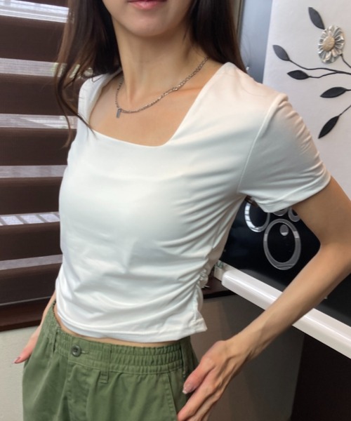 tolene(トレネ)の「スクエアネック クロップド丈 フィットTシャツ(Tシャツ/カットソー・レディース・ブラック/ホワイト・FREE)」の6枚目の写真