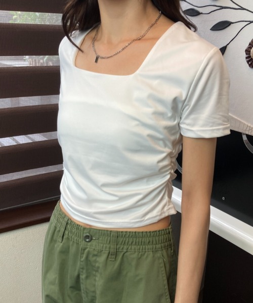 tolene(トレネ)の「スクエアネック クロップド丈 フィットTシャツ(Tシャツ/カットソー・レディース・ブラック/ホワイト・FREE)」の7枚目の写真