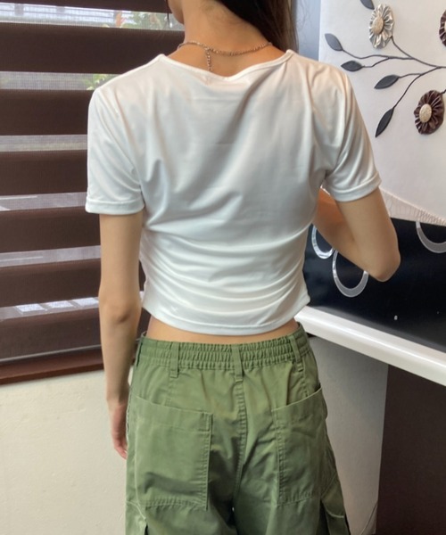 tolene(トレネ)の「スクエアネック クロップド丈 フィットTシャツ(Tシャツ/カットソー・レディース・ブラック/ホワイト・FREE)」の13枚目の写真