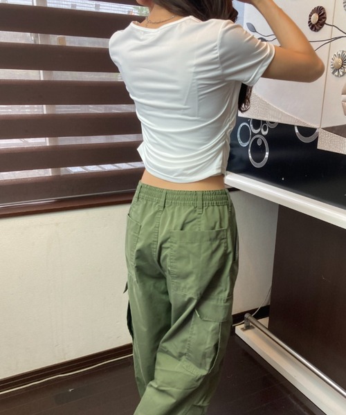 tolene(トレネ)の「スクエアネック クロップド丈 フィットTシャツ(Tシャツ/カットソー・レディース・ブラック/ホワイト・FREE)」の14枚目の写真