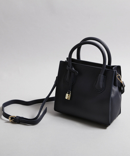 PLAIN CLOTHING（プレーンクロージング）の「南京錠付きショルダーバッグ【PLAIN CLOTHING】（ショルダーバッグ・レディース・ベージュ/ネイビー/モカ/キャメル/グレー/レッド/ブラック・FREE）」の6枚目の写真