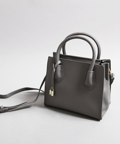 PLAIN CLOTHING（プレーンクロージング）の「南京錠付きショルダーバッグ【PLAIN CLOTHING】（ショルダーバッグ・レディース・ベージュ/ネイビー/モカ/キャメル/グレー/レッド/ブラック・FREE）」の3枚目の写真