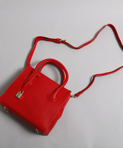 PLAIN CLOTHING（プレーンクロージング）の「南京錠付きショルダーバッグ【PLAIN CLOTHING】（ショルダーバッグ・レディース・ベージュ/ネイビー/モカ/キャメル/グレー/レッド/ブラック・FREE）」の7枚目の写真