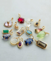 agete（アガット）の「K10バースデーストーンチャーム（クォーツ