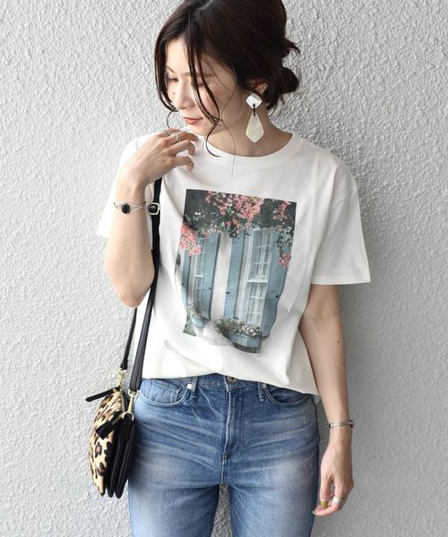 Khaju(カージュ)の「Khaju:フラワーフォトプリントTEE(Tシャツ/カットソー・レディース・ホワイト/チャコールグレー/ライトホワイト/ベージュ/ダークグレー/ホワイト系その他・ONE SIZE)」の3枚目の写真