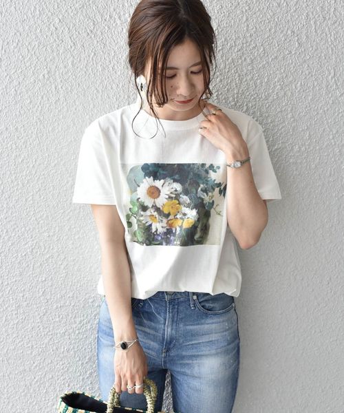 Khaju(カージュ)の「Khaju:フラワーフォトプリントTEE(Tシャツ/カットソー・レディース・ホワイト/チャコールグレー/ライトホワイト/ベージュ/ダークグレー/ホワイト系その他・ONE SIZE)」の4枚目の写真