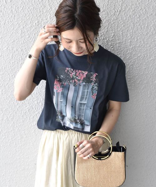 Khaju(カージュ)の「Khaju:フラワーフォトプリントTEE(Tシャツ/カットソー・レディース・ホワイト/チャコールグレー/ライトホワイト/ベージュ/ダークグレー/ホワイト系その他・ONE SIZE)」の1枚目の写真