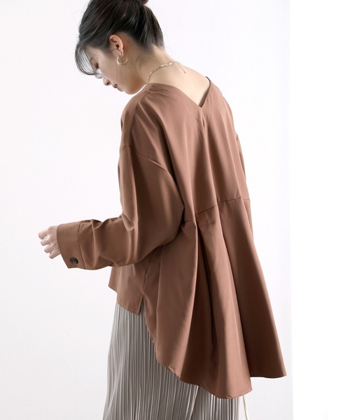 classicalelf(クラシカルエルフ)の「Classical Elf × malevie Vネックミドル丈後ろフレアノーカラーブラウス(長袖)(シャツ/ブラウス・レディース・モカ/ブラック/ホワイト/グレイッシュベージュ・LARGE/X-LARGE/MEDIUM)」の13枚目の写真