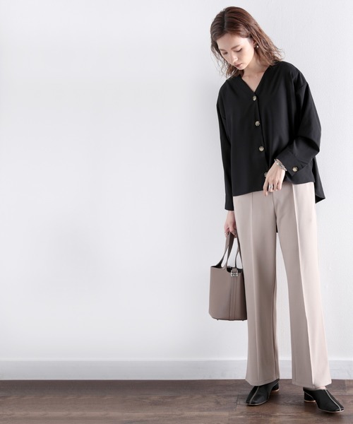 classicalelf(クラシカルエルフ)の「Classical Elf × malevie Vネックミドル丈後ろフレアノーカラーブラウス(長袖)(シャツ/ブラウス・レディース・モカ/ブラック/ホワイト/グレイッシュベージュ・LARGE/X-LARGE/MEDIUM)」の20枚目の写真