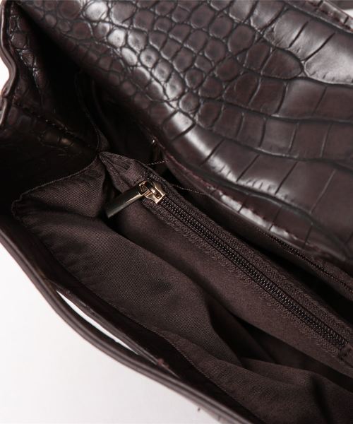 archives（アルシーヴ）の「ガラス合皮クリテショルダー（ショルダーバッグ・レディース・グリーン/ブラウン/ダークブラウン・MEDIUM）」の4枚目の写真