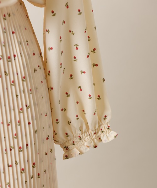 Tytto モイテュット のファッション お花のプリーツワンピース ワンピース Moi ワンピース セール