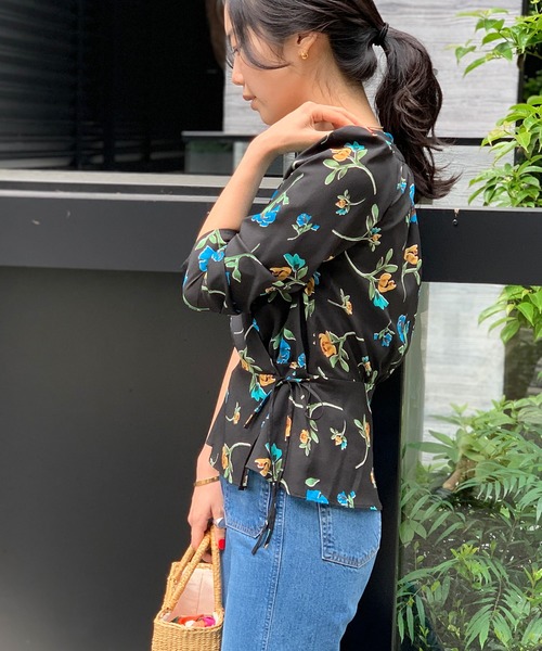 ADAM ET ROPE'(アダムエロペ)の「FLOWERカシュクールブラウス(シャツ/ブラウス・レディース・ブラック/ブラック系その他・FREE)」の2枚目の写真