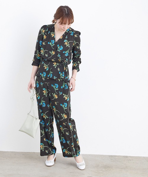 ADAM ET ROPE'(アダムエロペ)の「FLOWERカシュクールブラウス(シャツ/ブラウス・レディース・ブラック/ブラック系その他・FREE)」の4枚目の写真