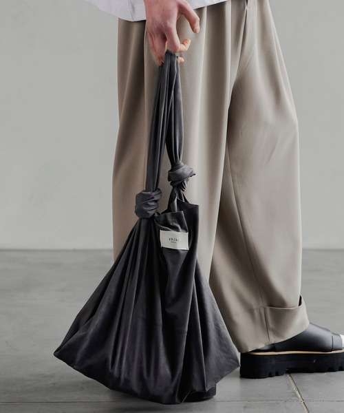 shiki tokyo（シキトウキョウ）の「マルチwayゆるトートバッグ（トートバッグ・メンズ・チャコールグレー/アイボリー・FREE）」の14枚目の写真