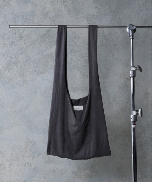 shiki tokyo（シキトウキョウ）の「マルチwayゆるトートバッグ（トートバッグ・メンズ・チャコールグレー/アイボリー・FREE）」の11枚目の写真