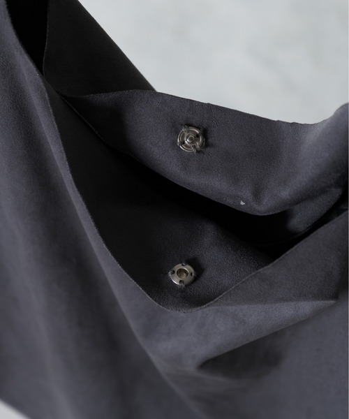 shiki tokyo（シキトウキョウ）の「マルチwayゆるトートバッグ（トートバッグ・メンズ・チャコールグレー/アイボリー・FREE）」の4枚目の写真