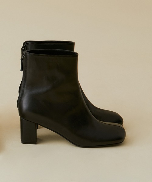 MADEMOISELLE ROPE'(マドモアゼル ロペ)の「ボリュームトゥレザーショートブーツ(ブーツ・レディース・ブラック/ダークブラウン/オフホワイト・37.5/36.5/35.5)」の4枚目の写真