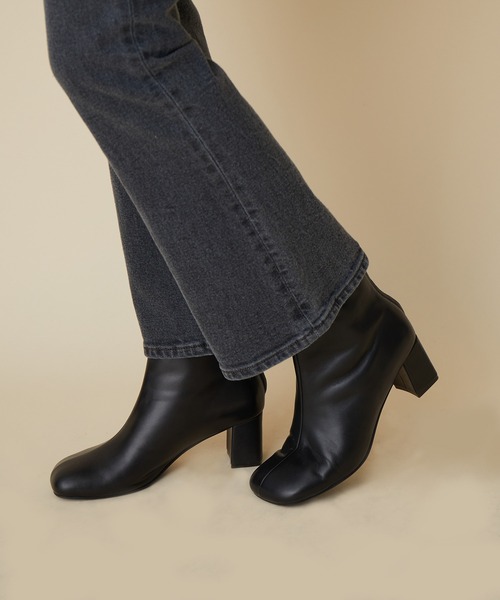 MADEMOISELLE ROPE'(マドモアゼル ロペ)の「ボリュームトゥレザーショートブーツ(ブーツ・レディース・ブラック/ダークブラウン/オフホワイト・37.5/36.5/35.5)」の5枚目の写真