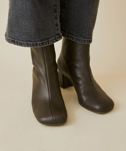 MADEMOISELLE ROPE'(マドモアゼル ロペ)の「ボリュームトゥレザーショートブーツ(ブーツ・レディース・ブラック/ダークブラウン/オフホワイト・37.5/36.5/35.5)」の6枚目の写真