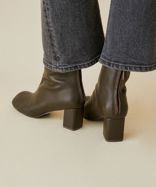 MADEMOISELLE ROPE'(マドモアゼル ロペ)の「ボリュームトゥレザーショートブーツ(ブーツ・レディース・ブラック/ダークブラウン/オフホワイト・37.5/36.5/35.5)」の7枚目の写真