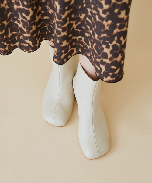 MADEMOISELLE ROPE'(マドモアゼル ロペ)の「ボリュームトゥレザーショートブーツ(ブーツ・レディース・ブラック/ダークブラウン/オフホワイト・37.5/36.5/35.5)」の8枚目の写真