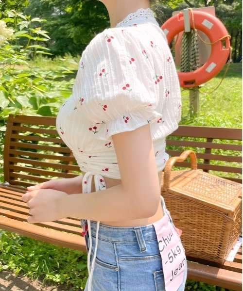 chuu（チュー）の「CHUU チェリーVネックシャーリングブラウス（シャツ/ブラウス・レディース・アイボリー・FREE）」の5枚目の写真