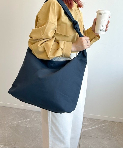 aimoha（アイモハ）の「シンプルナイロントートバッグ（トートバッグ・レディース・ブラック/ベージュ/ブルー/グリーン/ライトグレー/ブラウン/ラベンダー/マスタード/オレンジ/カーキ/ライトグリーン/ピンク/ダークグレー/ミント/ネイビー・FREE）」の10枚目の写真