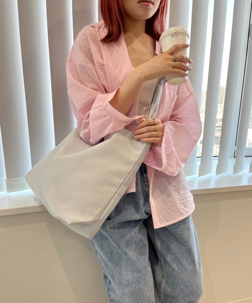 aimoha（アイモハ）の「シンプルナイロントートバッグ（トートバッグ・レディース・ブラック/ベージュ/ブルー/グリーン/ライトグレー/ブラウン/ラベンダー/マスタード/オレンジ/カーキ/ライトグリーン/ピンク/ダークグレー/ミント/ネイビー・FREE）」の3枚目の写真