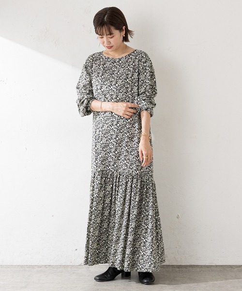 SHENERY（シーナリー）の「プリントティアードロングワンピース（ワンピース・レディース・ブラック/ブルー・FREE）」の7枚目の写真