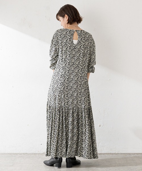 SHENERY（シーナリー）の「プリントティアードロングワンピース（ワンピース・レディース・ブラック/ブルー・FREE）」の8枚目の写真