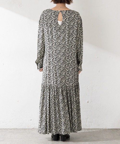 SHENERY（シーナリー）の「プリントティアードロングワンピース（ワンピース・レディース・ブラック/ブルー・FREE）」の20枚目の写真