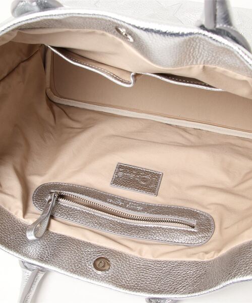 IO PELLE（イオペレ）の「(IO PELLE)スターモチーフ型押しレザートートバッグ（トートバッグ・レディース・ブラック/シルバー・FREE）」の4枚目の写真