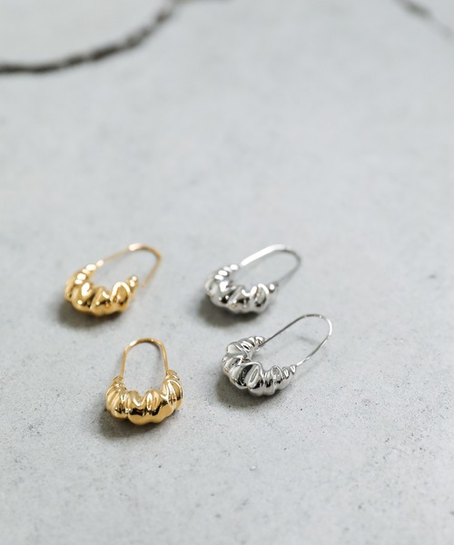 select MOCA（セレクトモカ）の「リンクルピアス（ピアス（両耳用）・レディース・シルバー/ゴールド・FREE）」の3枚目の写真