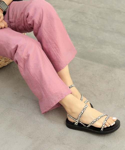 SOROTTO(ソロット)の「【親子お揃い】ストラップ プラットフォームサンダル/ぺたんこ(サンダル・レディース・ホワイト/ブラック/ダークブラウン/ピンク/シルバー/その他/パイソン・LL/S/M/L)」の6枚目の写真