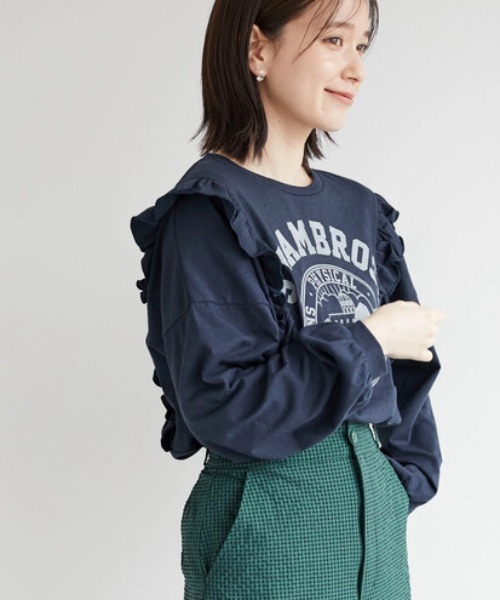 Green　Parks（グリーンパークス）の「肩フリルカレッジプリントチュニック（Tシャツ/カットソー・レディース・アイボリー/ネイビー/カーキ・FREE）」の3枚目の写真