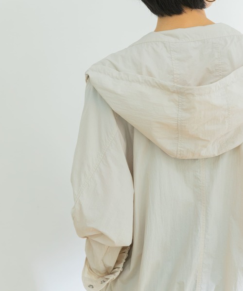 URBAN RESEARCH（アーバンリサーチ）の「撥水ナイロンライトマウンテンパーカー（マウンテンパーカー・レディース・オフホワイト/ネイビー/ライトカーキ・FREE）」の5枚目の写真