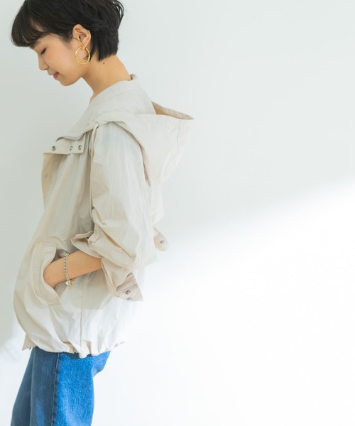 URBAN RESEARCH（アーバンリサーチ）の「撥水ナイロンライトマウンテンパーカー（マウンテンパーカー・レディース・オフホワイト/ネイビー/ライトカーキ・FREE）」の9枚目の写真