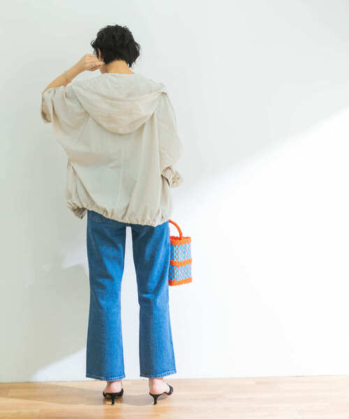 URBAN RESEARCH（アーバンリサーチ）の「撥水ナイロンライトマウンテンパーカー（マウンテンパーカー・レディース・オフホワイト/ネイビー/ライトカーキ・FREE）」の14枚目の写真