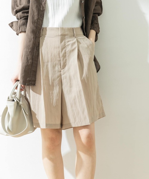 URBAN RESEARCH（アーバンリサーチ）の「タックショートパンツ（その他パンツ・レディース・ベージュ/ブルー系その他・38/36）」の2枚目の写真